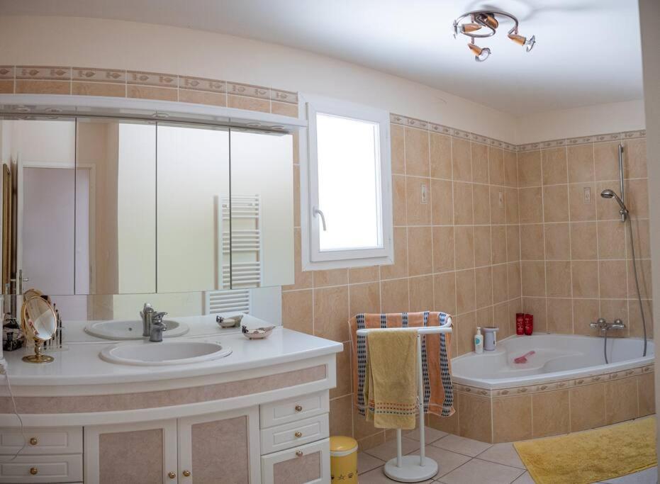 Villa Calme Avec Piscine A Greoux Экстерьер фото